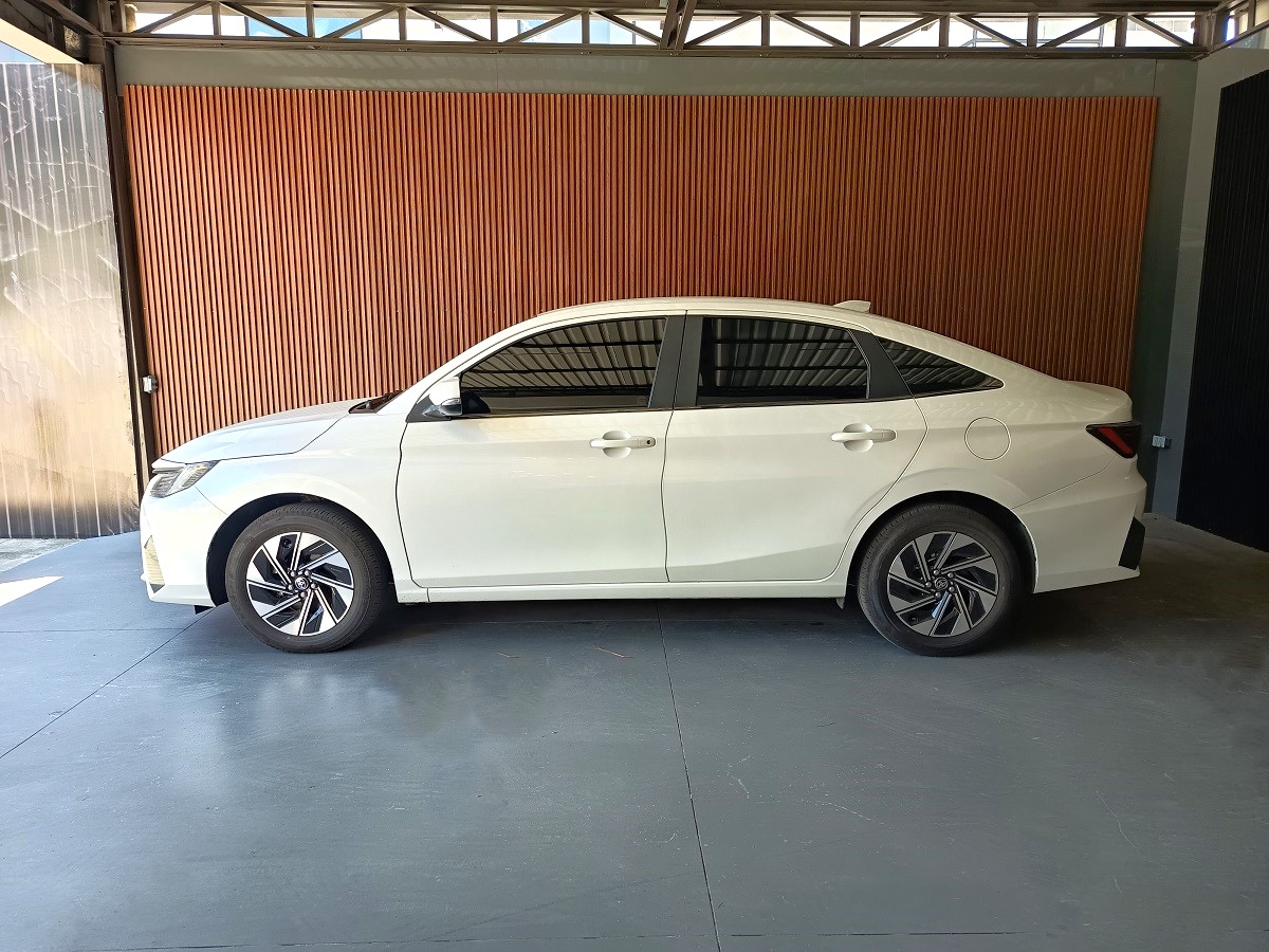 TOYOTA YARIS HYBRID 2026 2,339 Kms