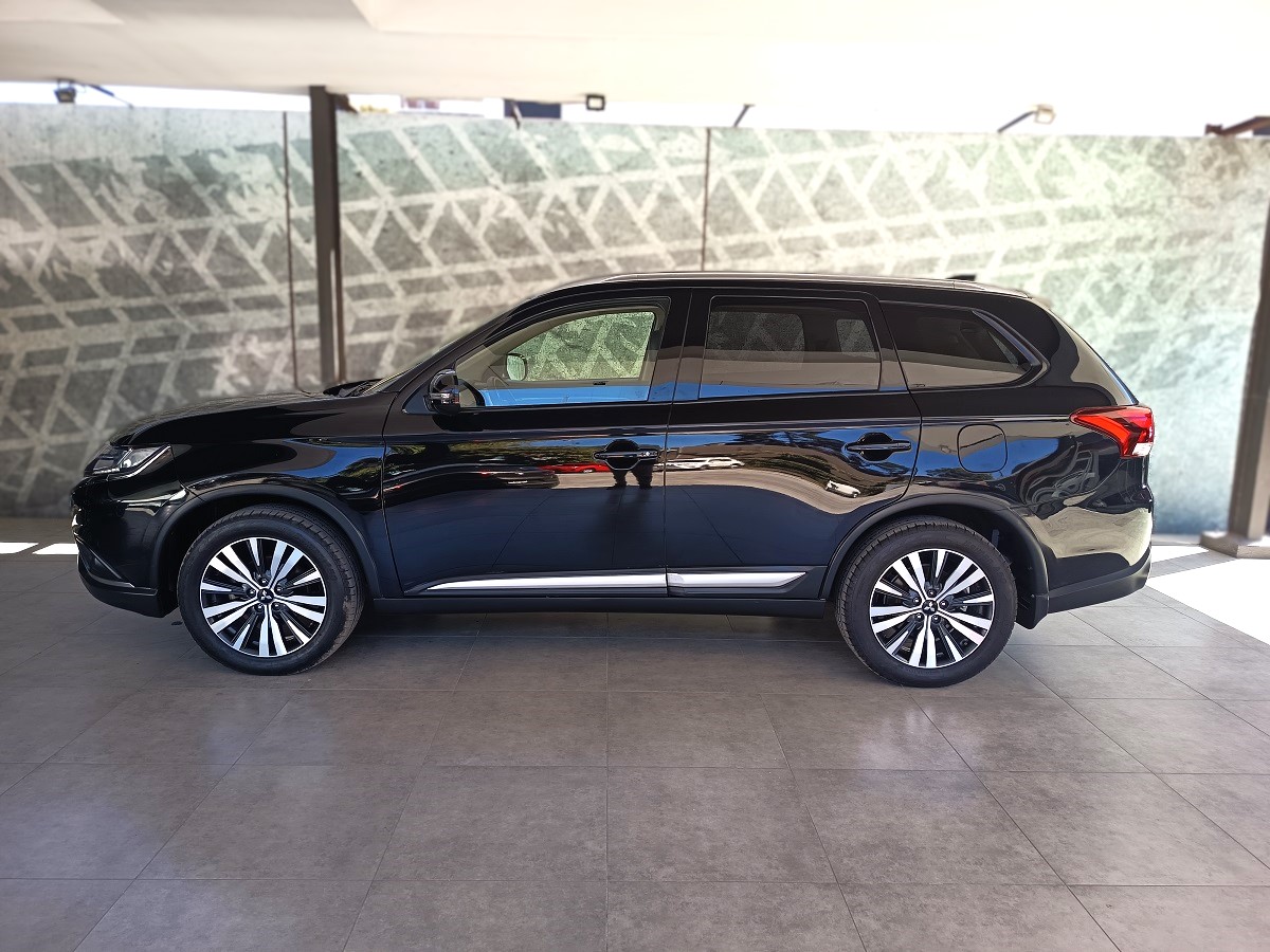 MITSUBISHI OUTLANDER GLX 2020 92,114 Kms