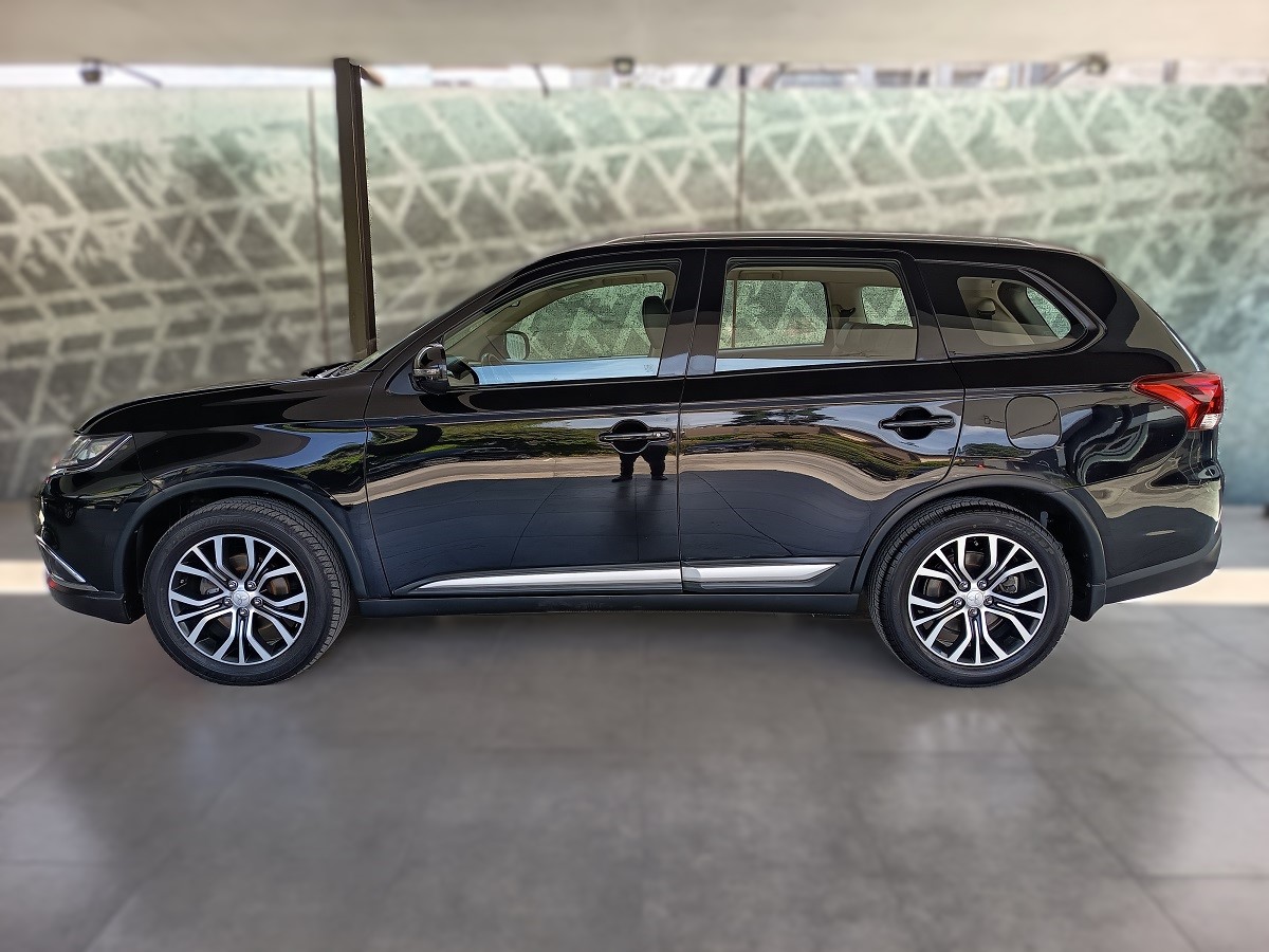 MITSUBISHI OUTLANDER  2017 105,825 Kms