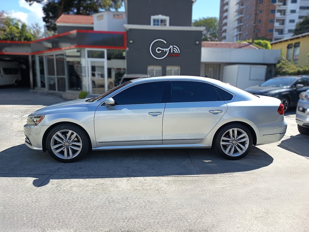 VOLKSWAGEN PASSAT 2016 49,849 Kms